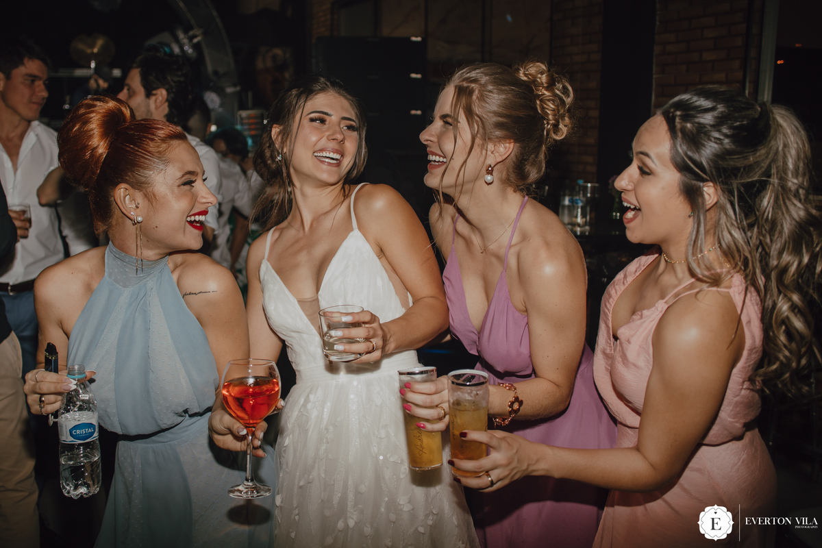 Noiva se divertindo em festa de casamento 