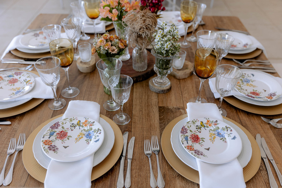 Mesa dos convidados com detalhes em laranjas 