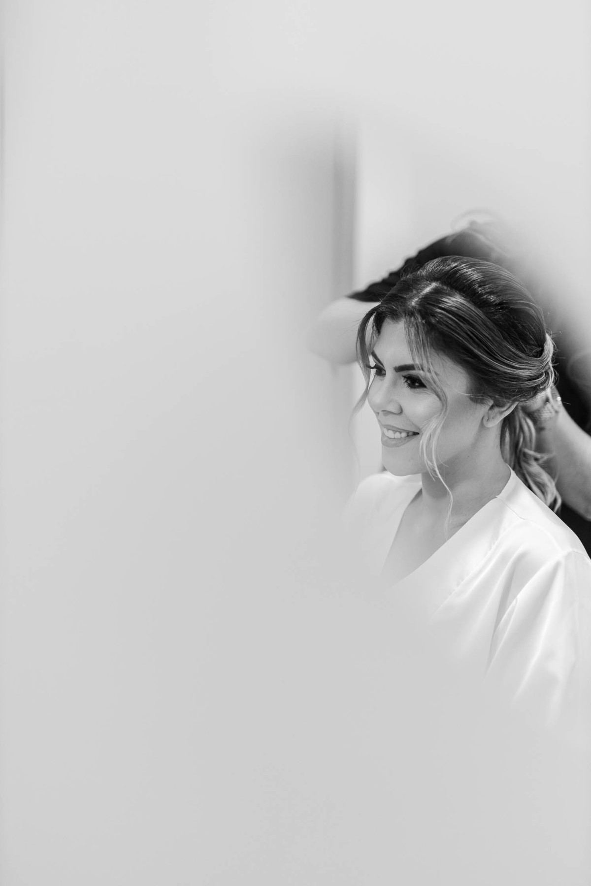 Noiva ajustando os últimos detalhes do penteado