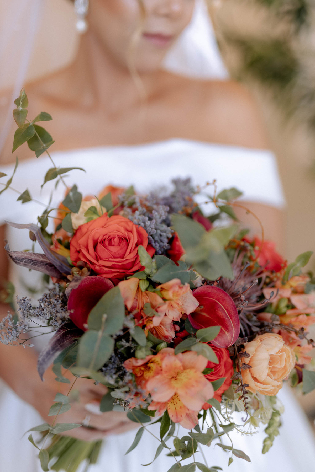 Buquê da noiva com rosa laranja e folhagens