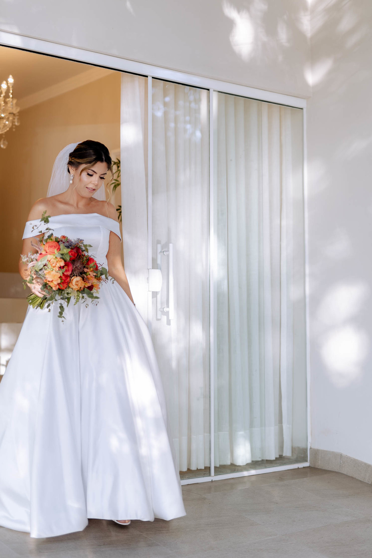 Noiva com vestido ombro a ombro estilo princesa