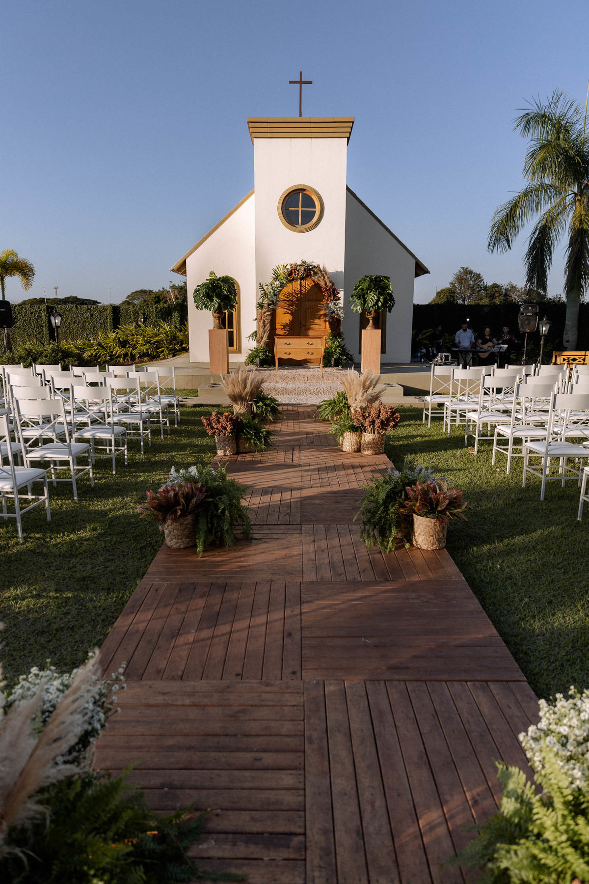 decoração da entrada da noiva ao ar livre em frente a capela 