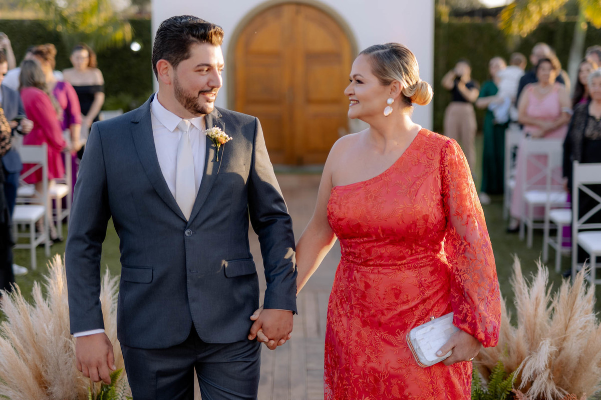 Entrada do noivo com a sua mãe em casamento ao ar livre 
