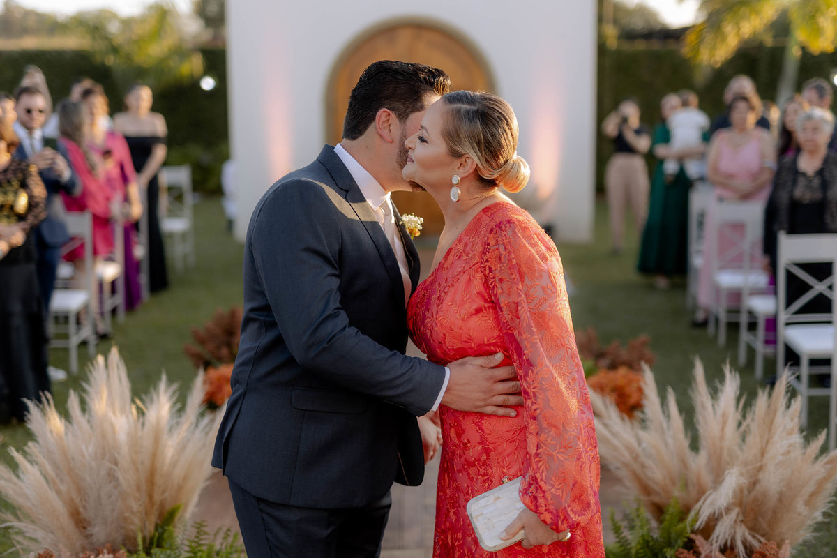Entrada do noivo com a sua mãe em casamento ao ar livre 