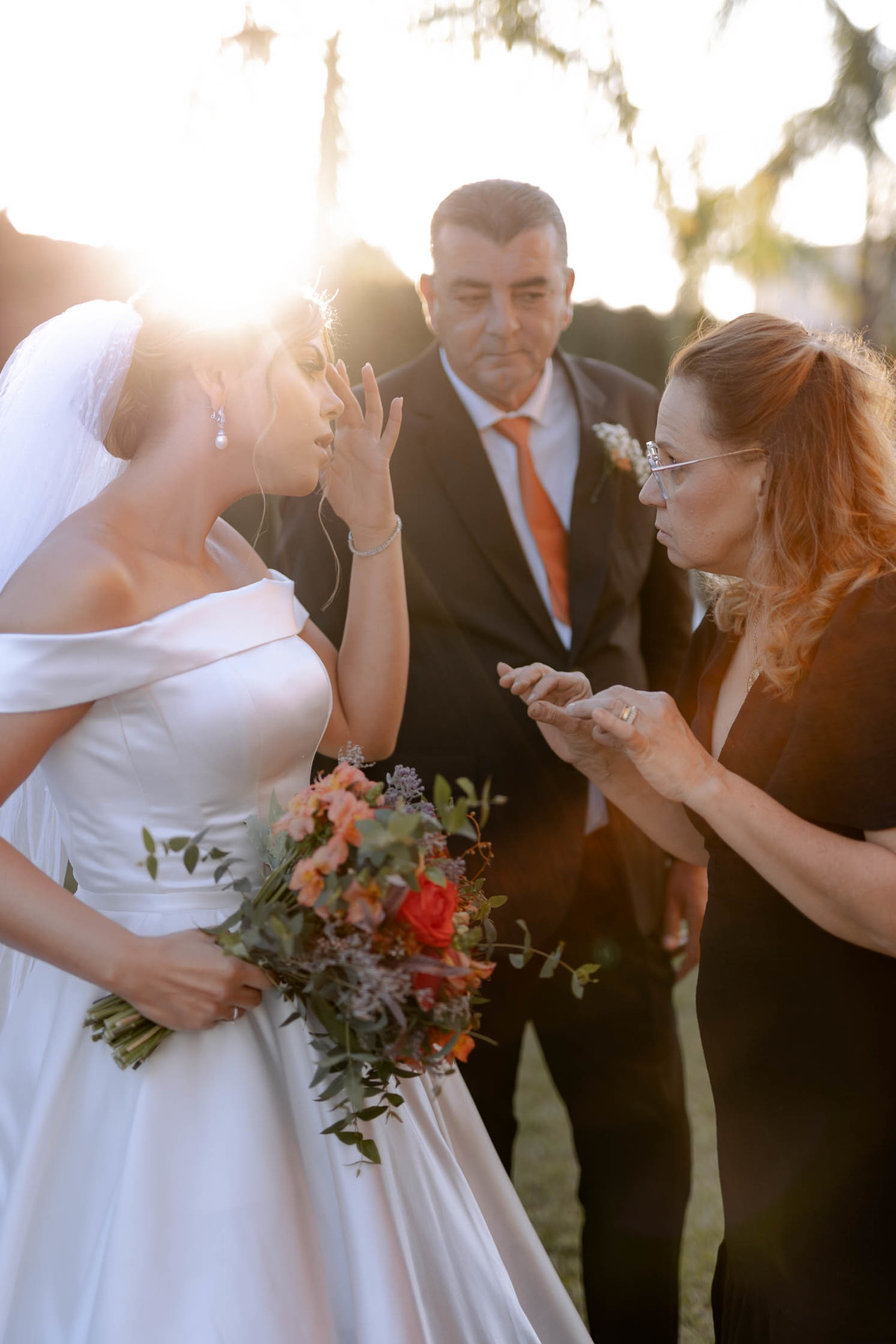 Noiva com seu pai antes de entrar na cerimônia 