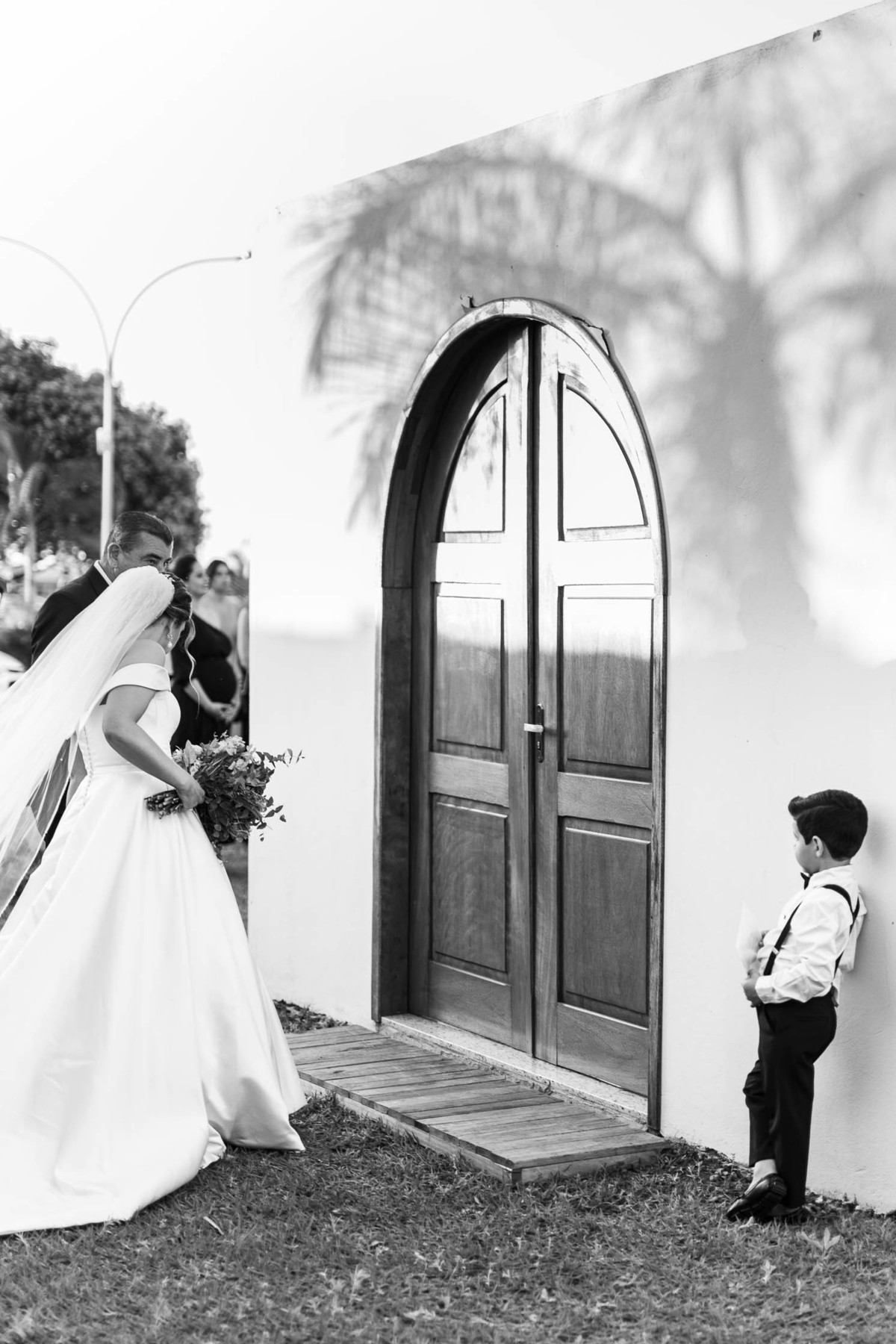 Noiva com seu pai antes de entrar na cerimônia 