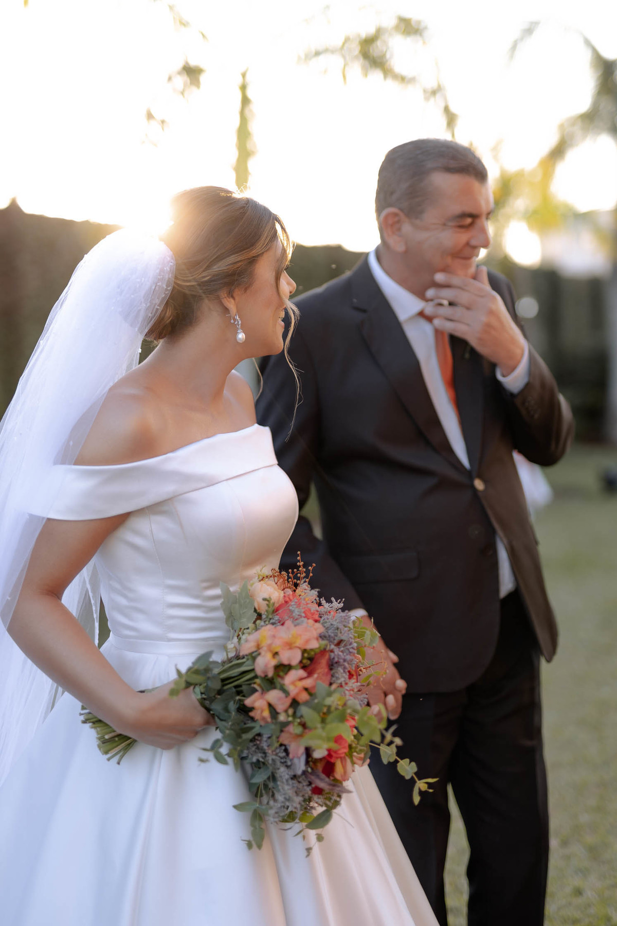 Noiva com seu pai antes de entrar na cerimônia 