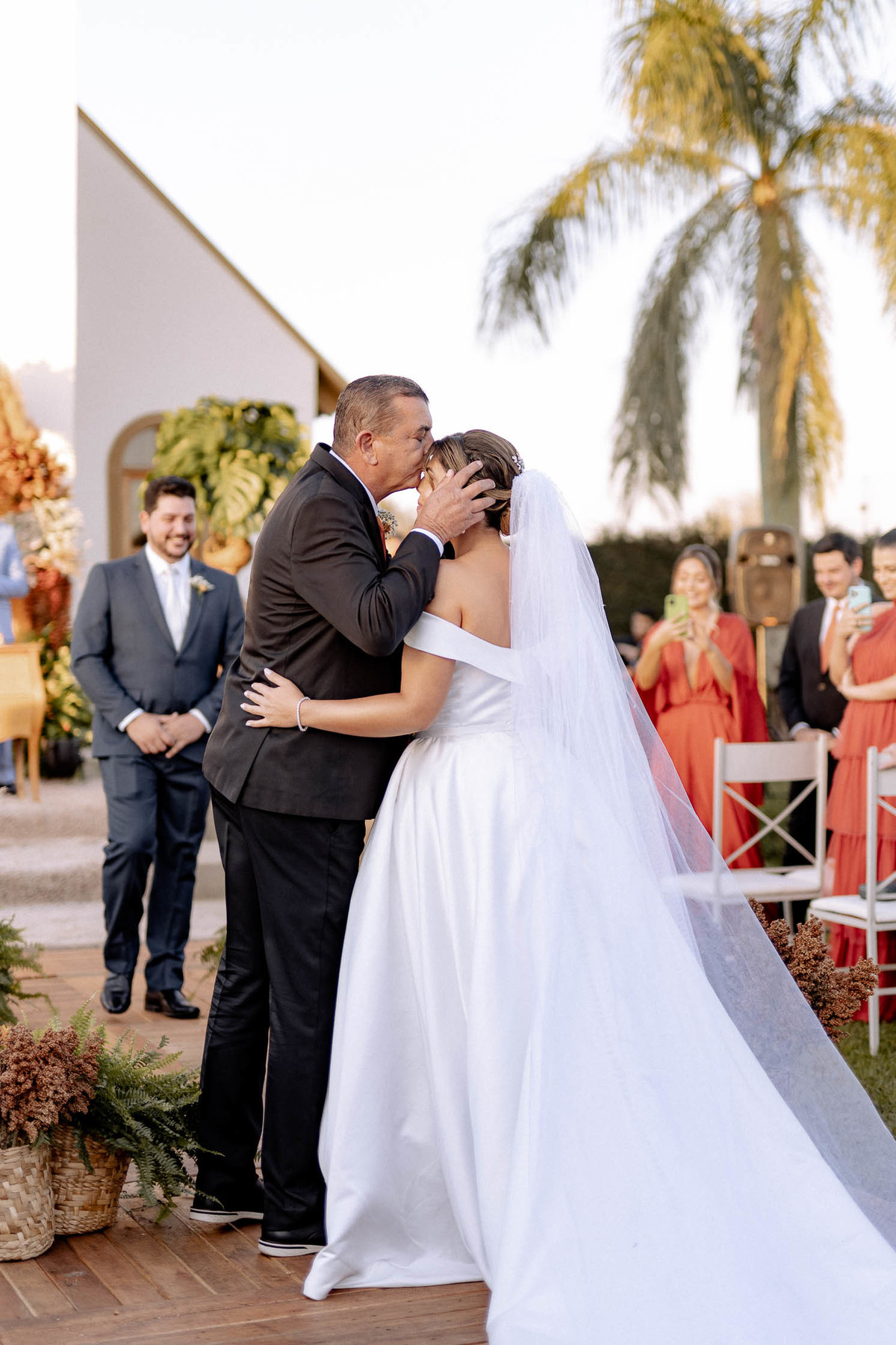 Entrada da noiva em cerimonia ao ar livre 