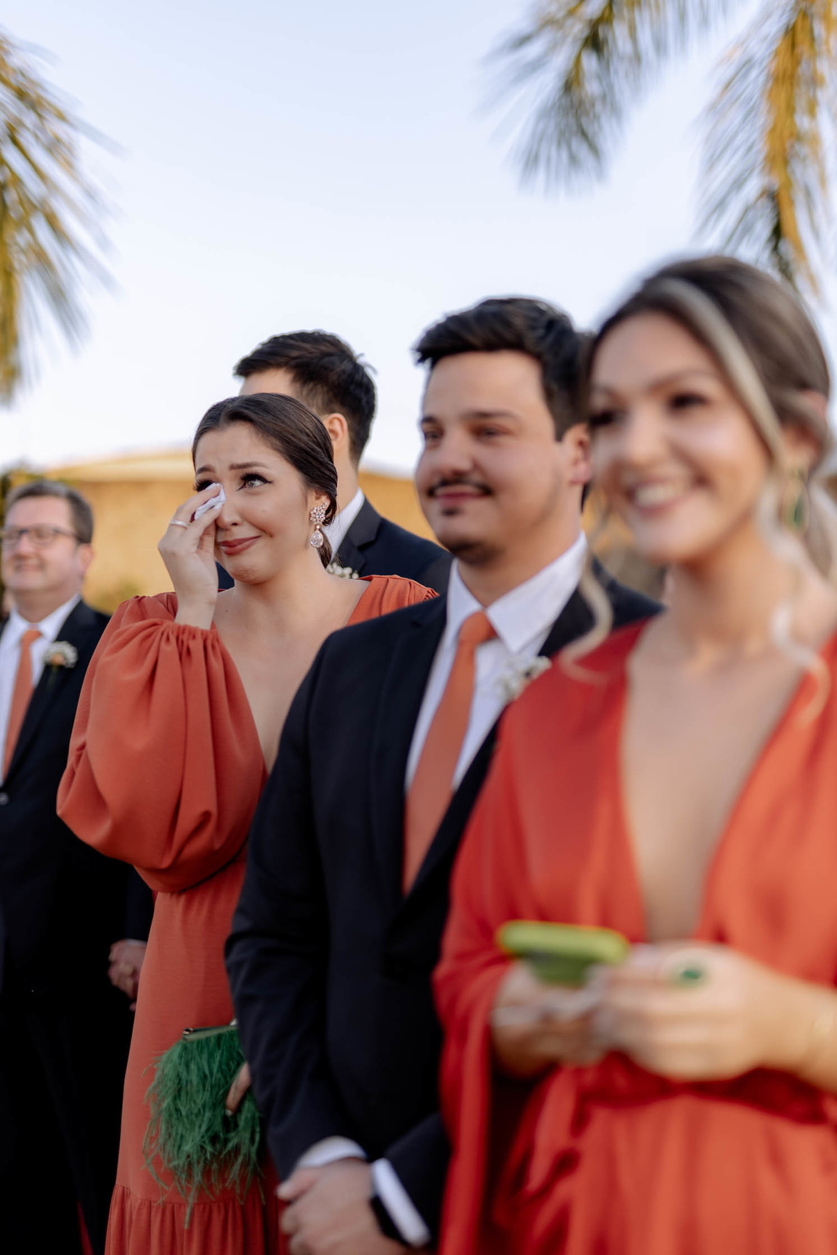 Convidados emocionados na entrada da noiva 