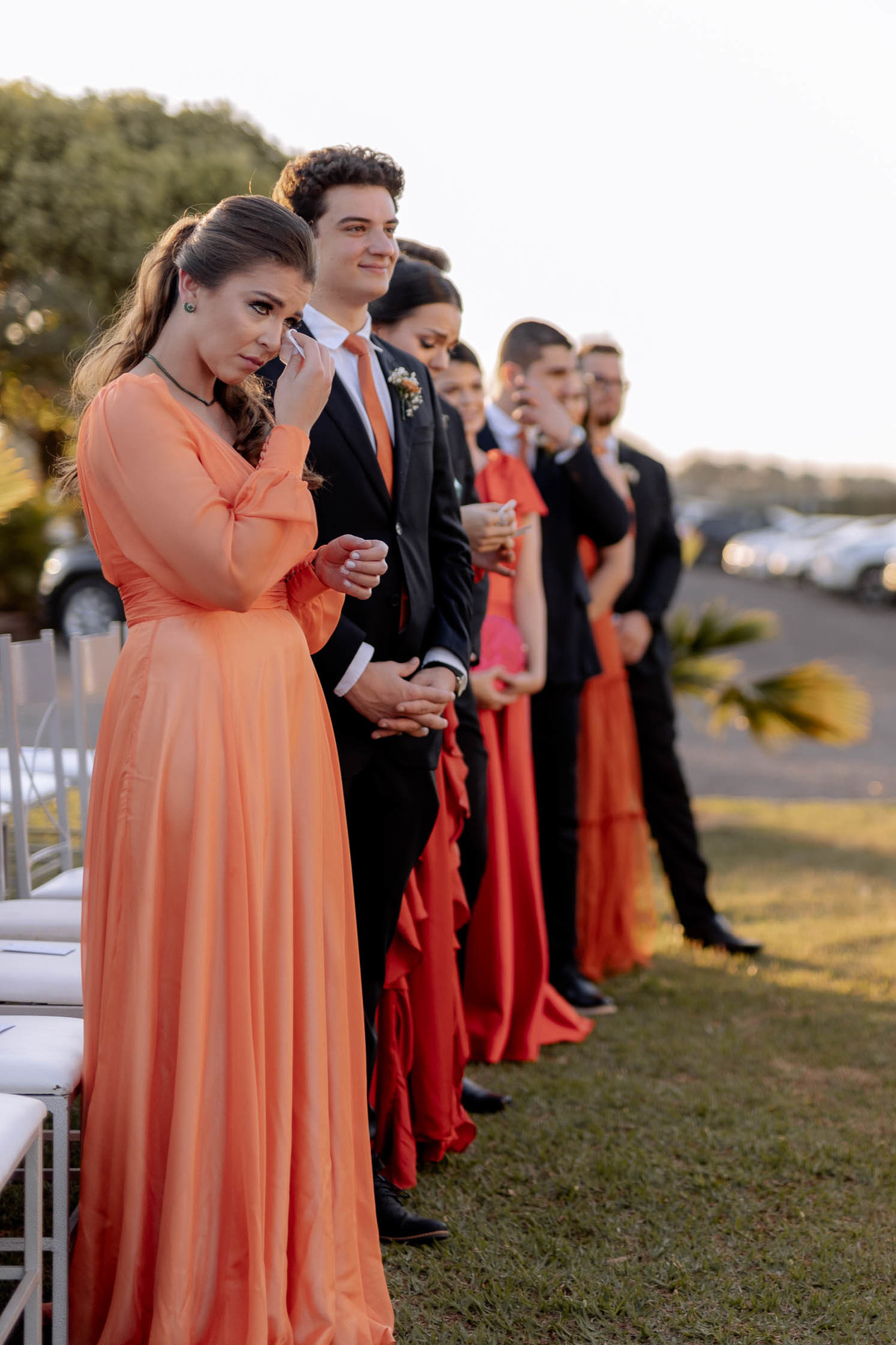 Convidados emocionados na entrada da noiva 
