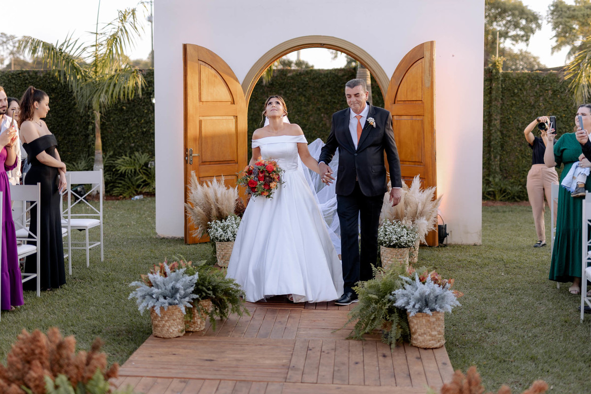 Noiva emocionada na sua entrada 