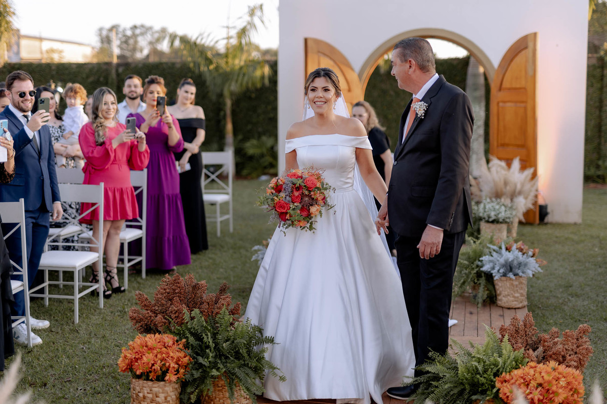 Entrada da noiva em cerimonia ao ar livre 