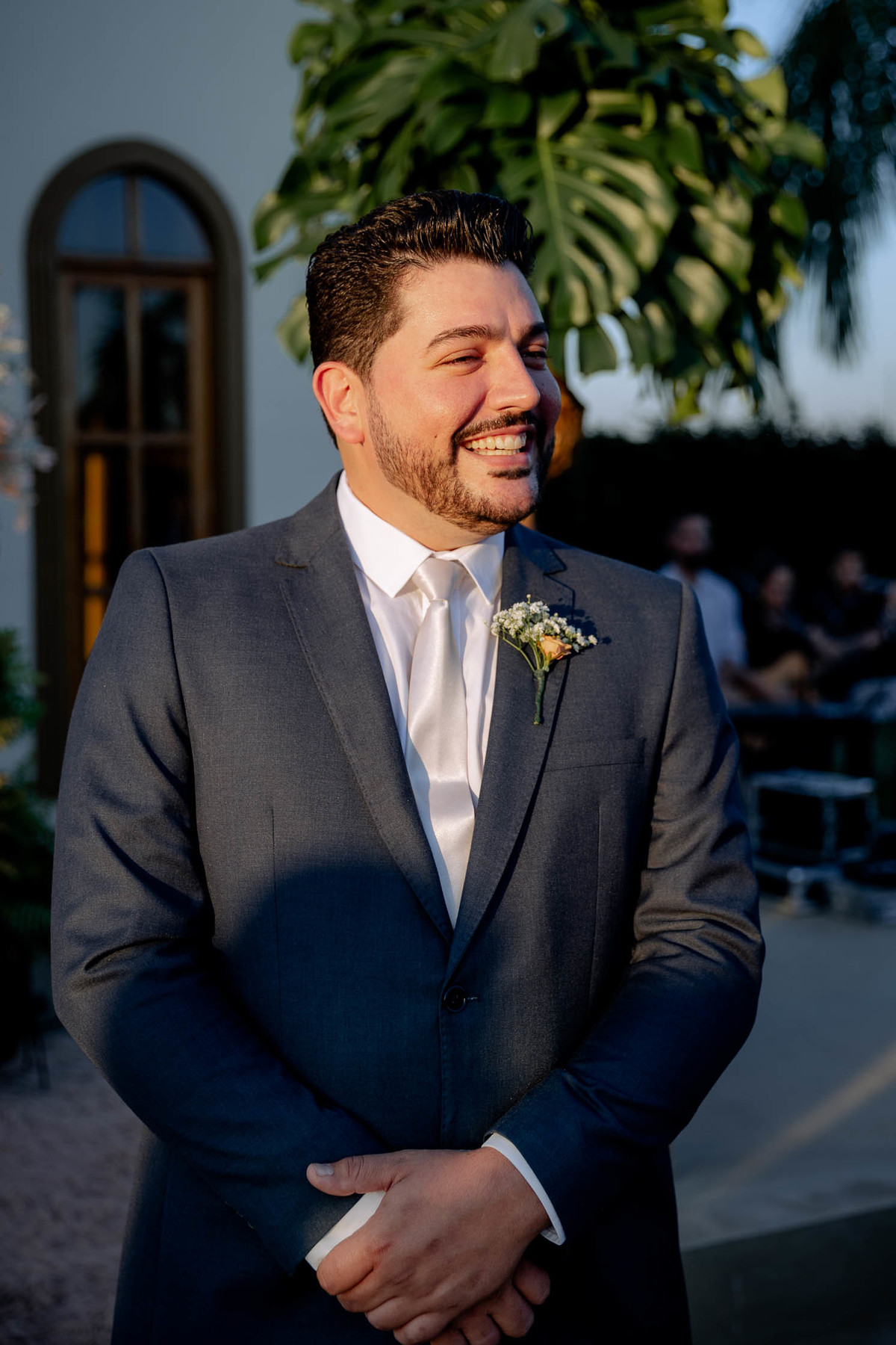 Noivo ao ver sua noiva na entrada da cerimônia 