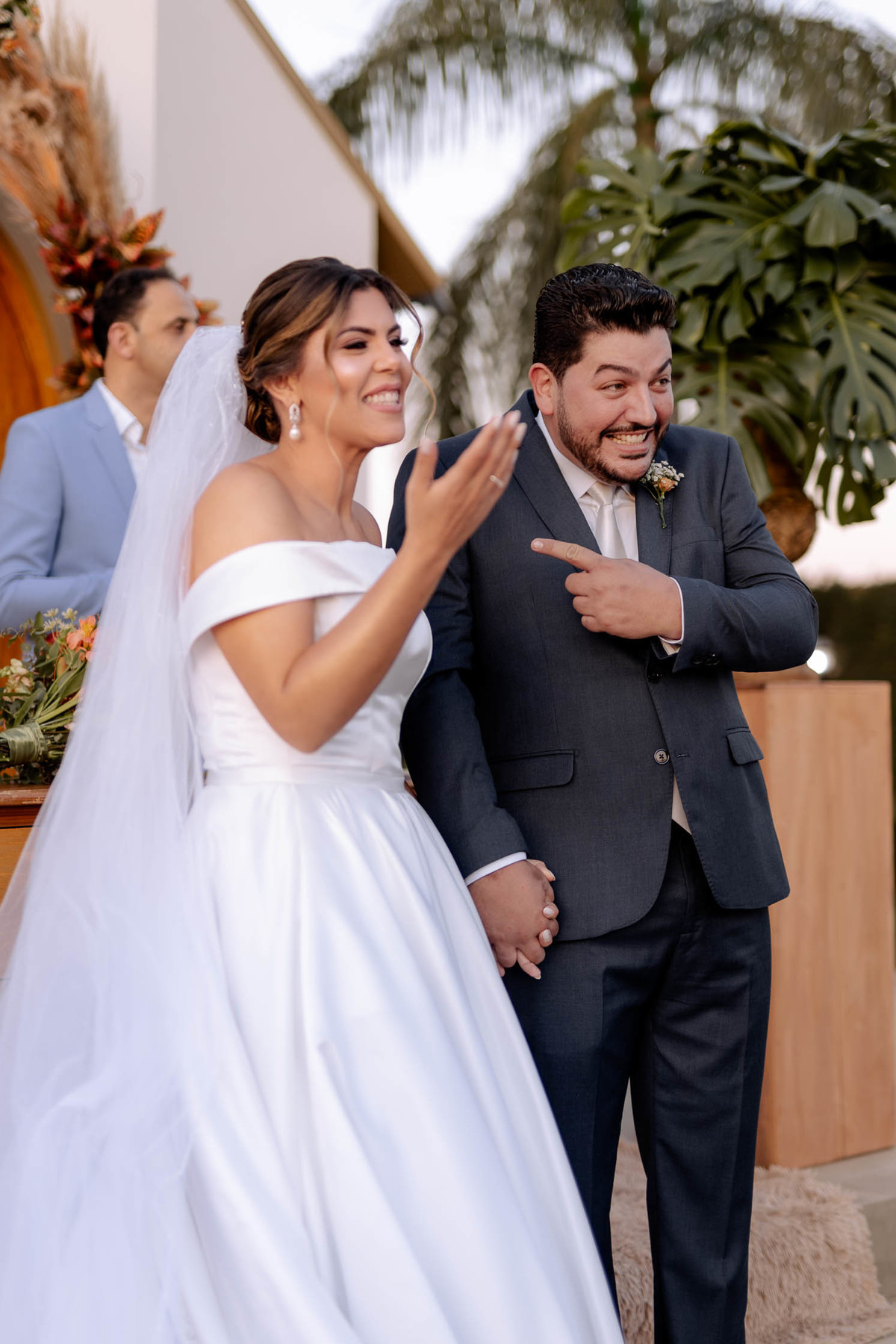 Noivos na espera da entrada das alianças