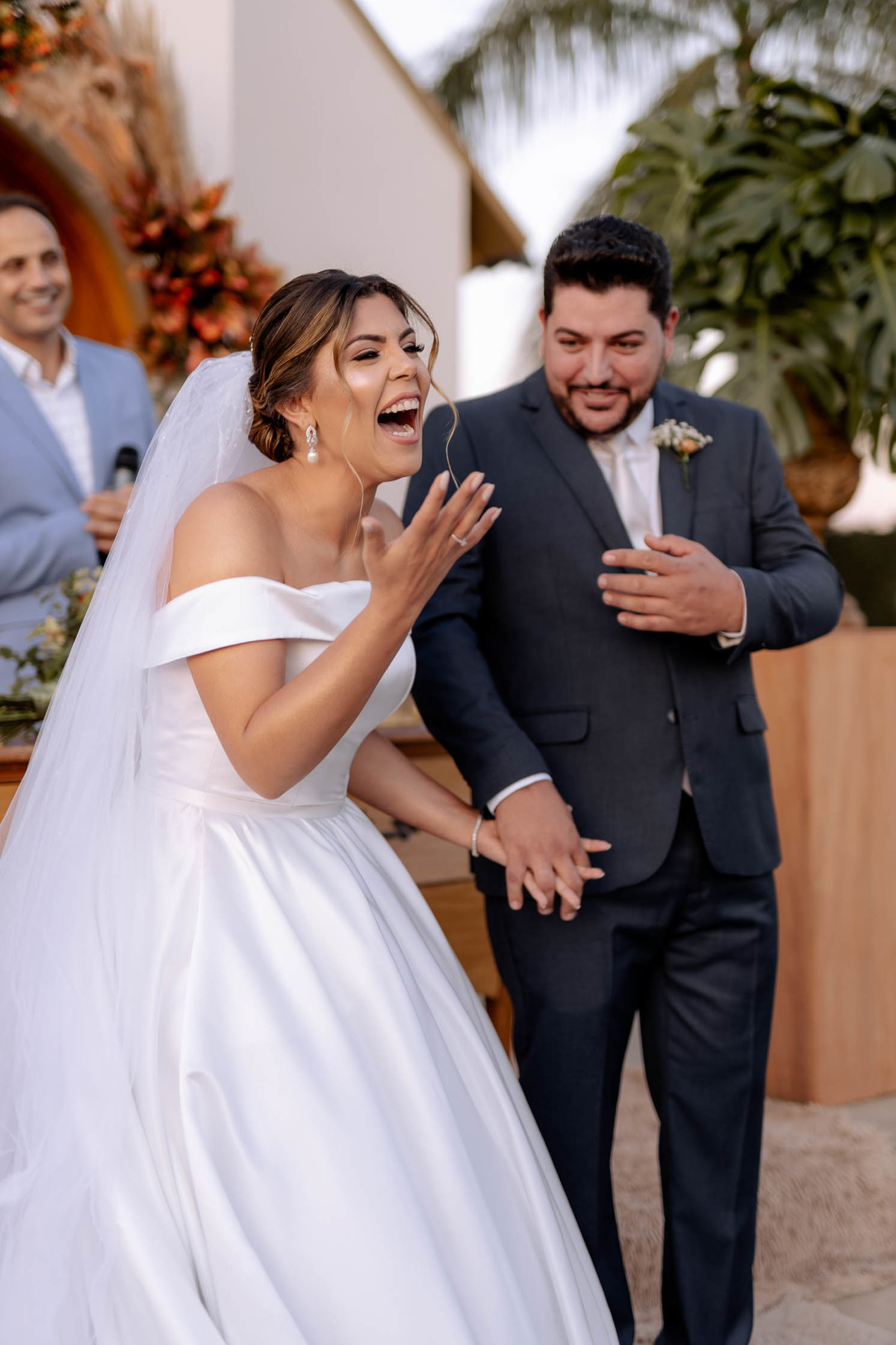 Noivos na espera da entrada das alianças