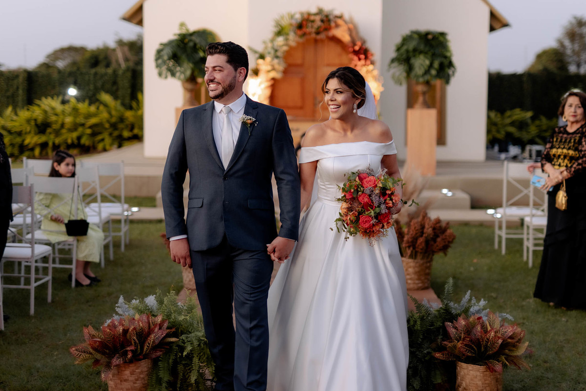 Noivos ao fim da cerimônia 