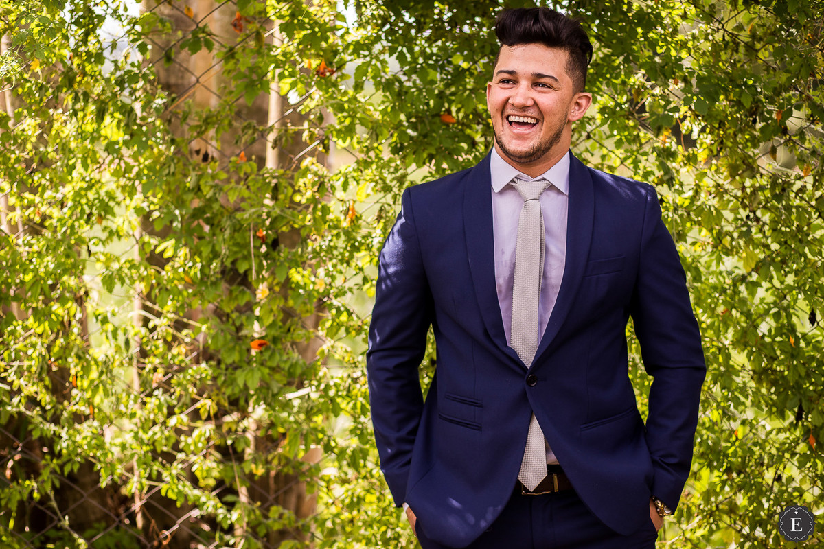 noivo de terno marinho para casamento no campo