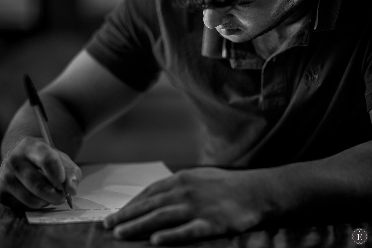 Noivo escrevendo os votos para a noiva