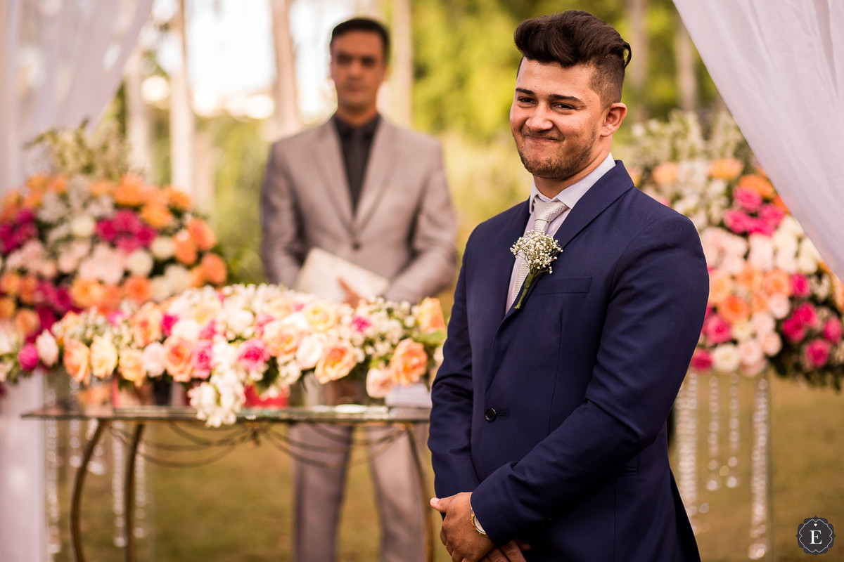 expressão do noivo feliz na entrada da noiva no casamento