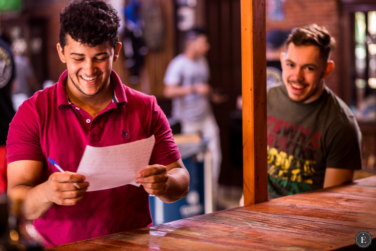 noivo feliz em fotos na barbearia