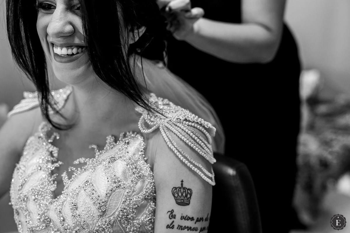noiva arrumando o cabelo para o casamento em seu making of