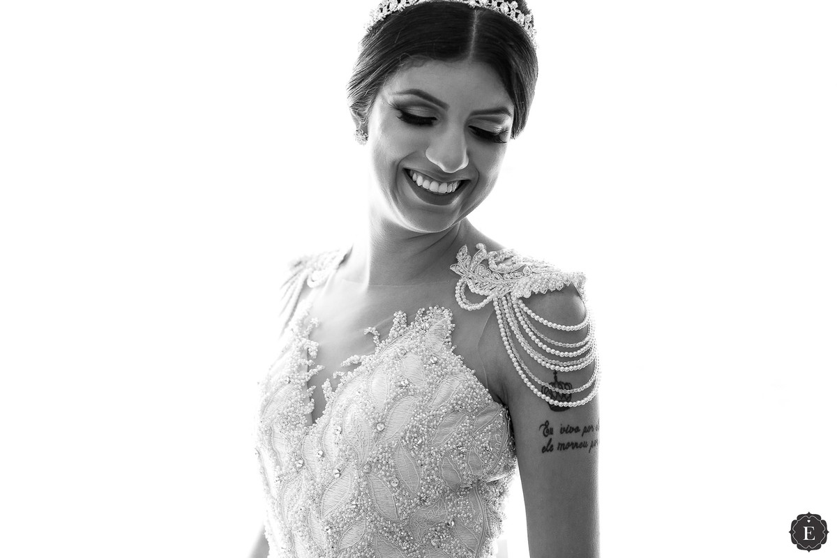 noiva feliz pronta para o casamento com seu vestido de noiva com manga de pérolas