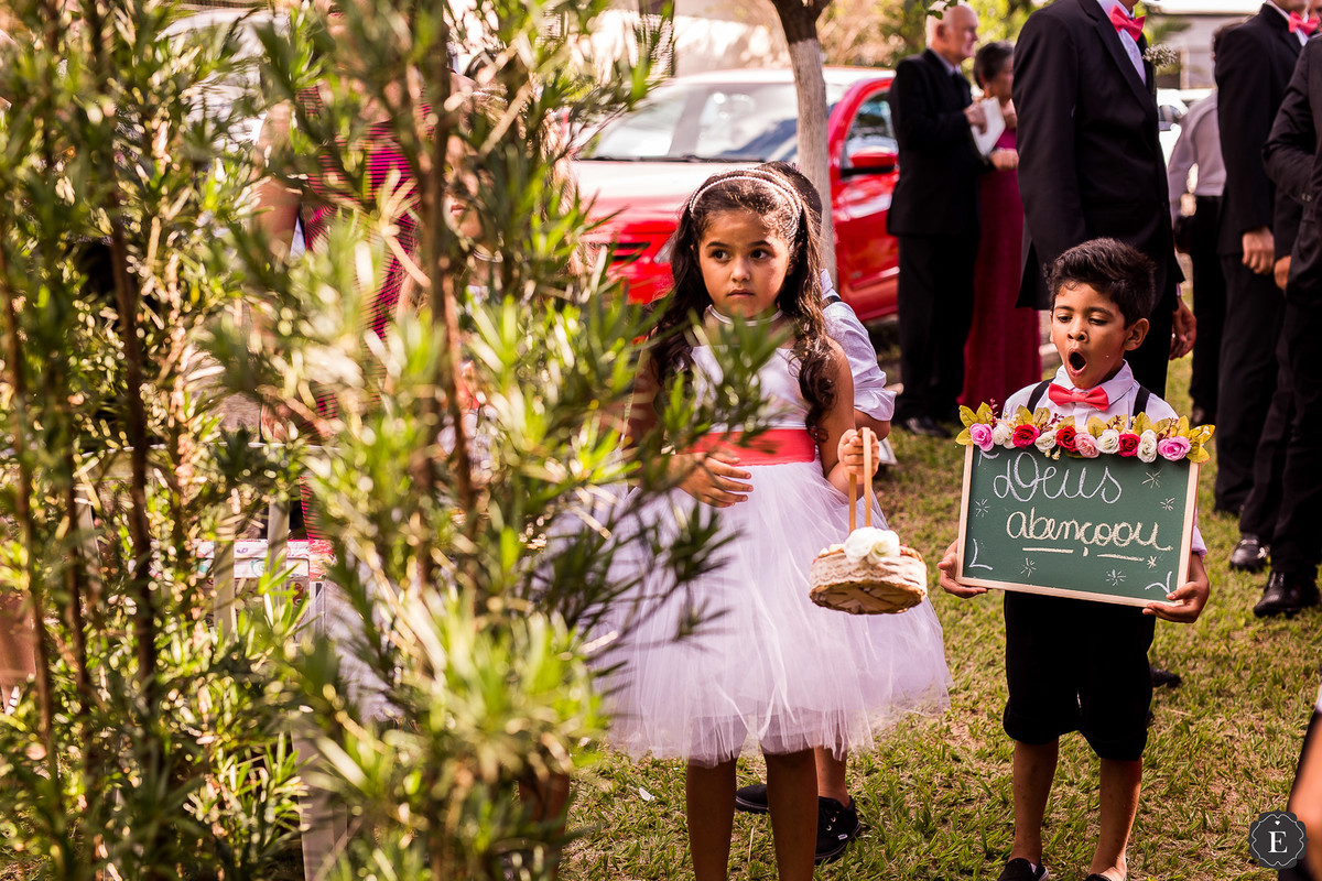 pajem com sono antes da entrada para o casamento no campo