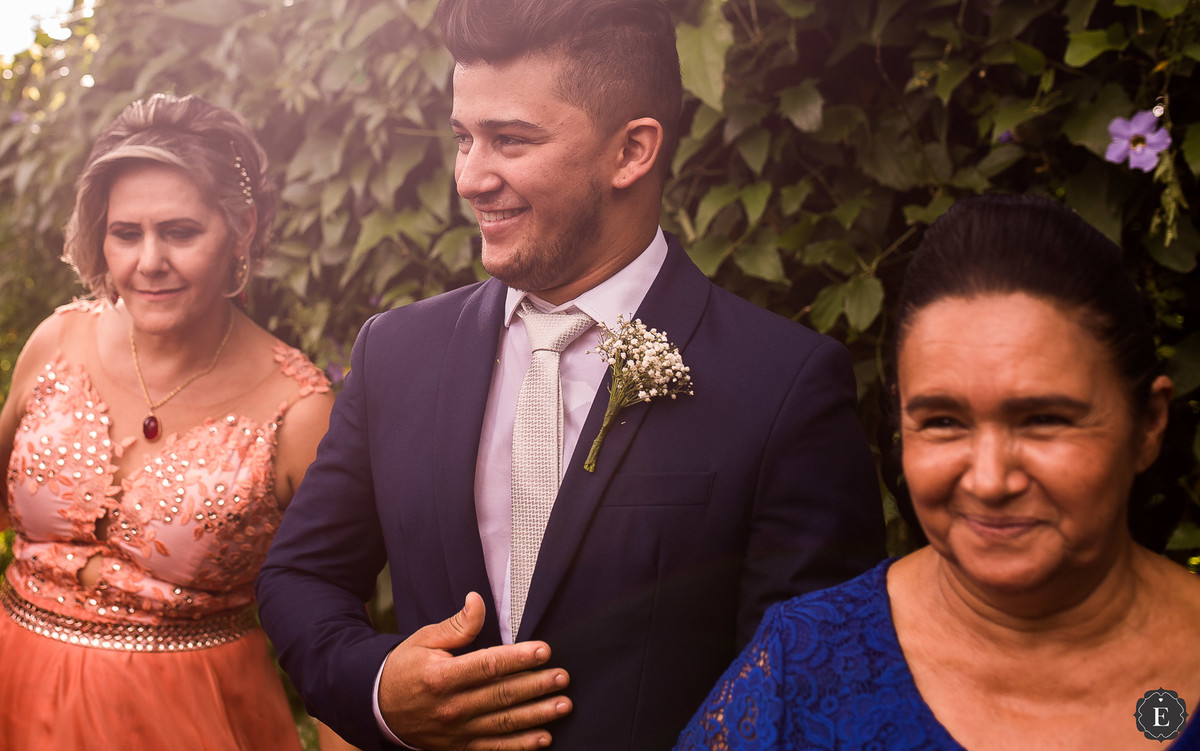 Noivo ao lado da mãe pronto para iniciar o casamento no campo