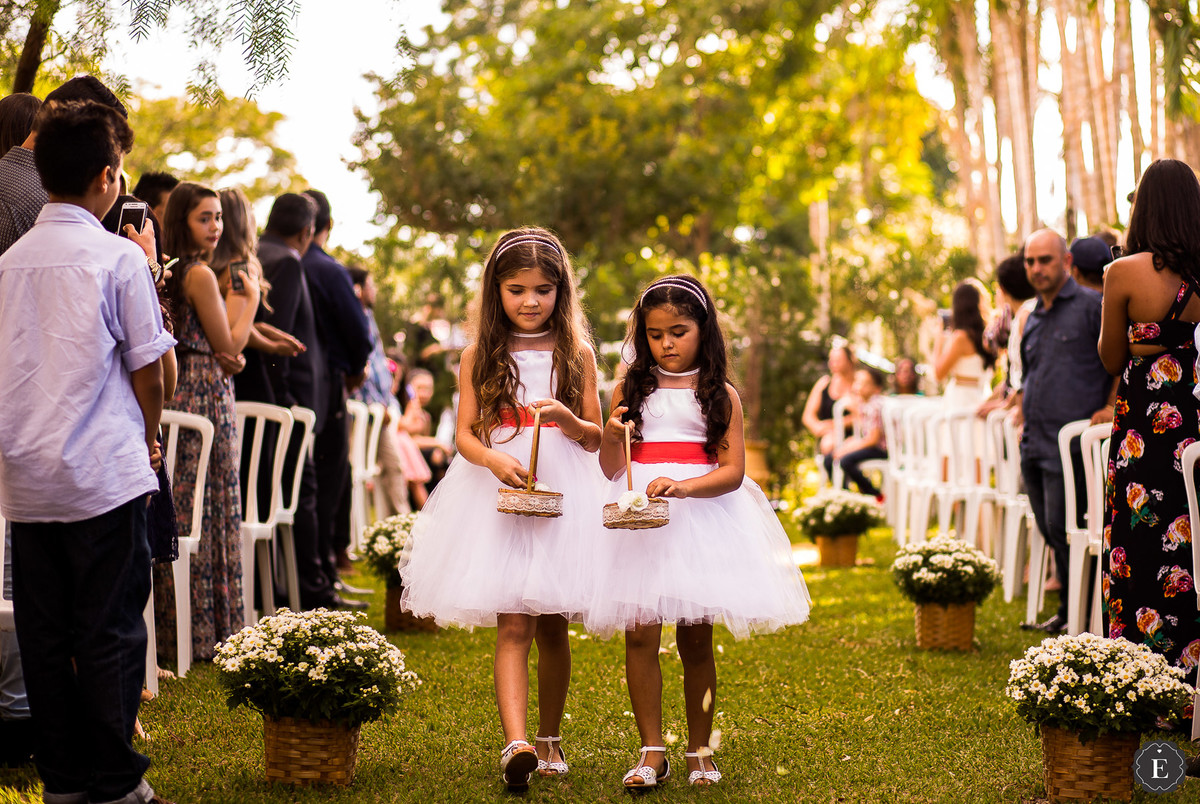 entrada das daminhas com cesta de flores em casamento na chácara capim limão em maringá