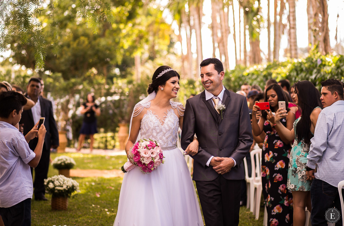 entrada da noiva com o pai em casamento na chácara capim limão em maringá pr