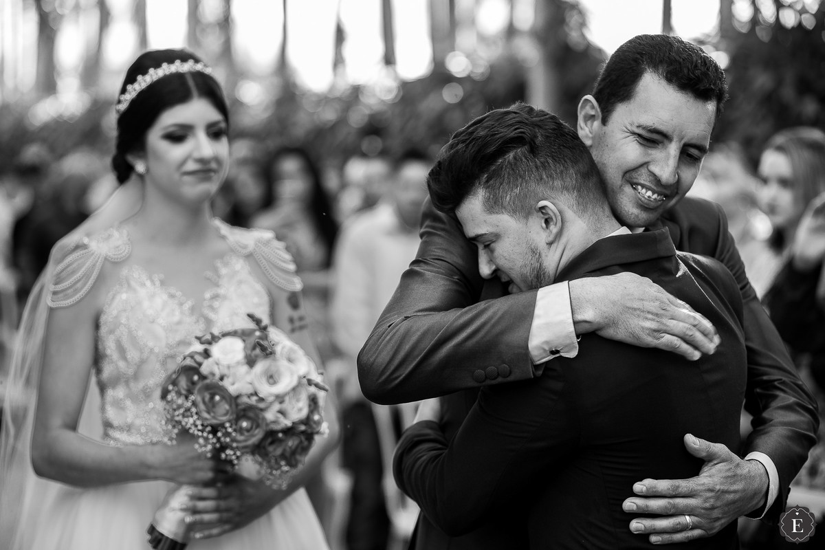 pai entregando a filha para o noivo em casamento