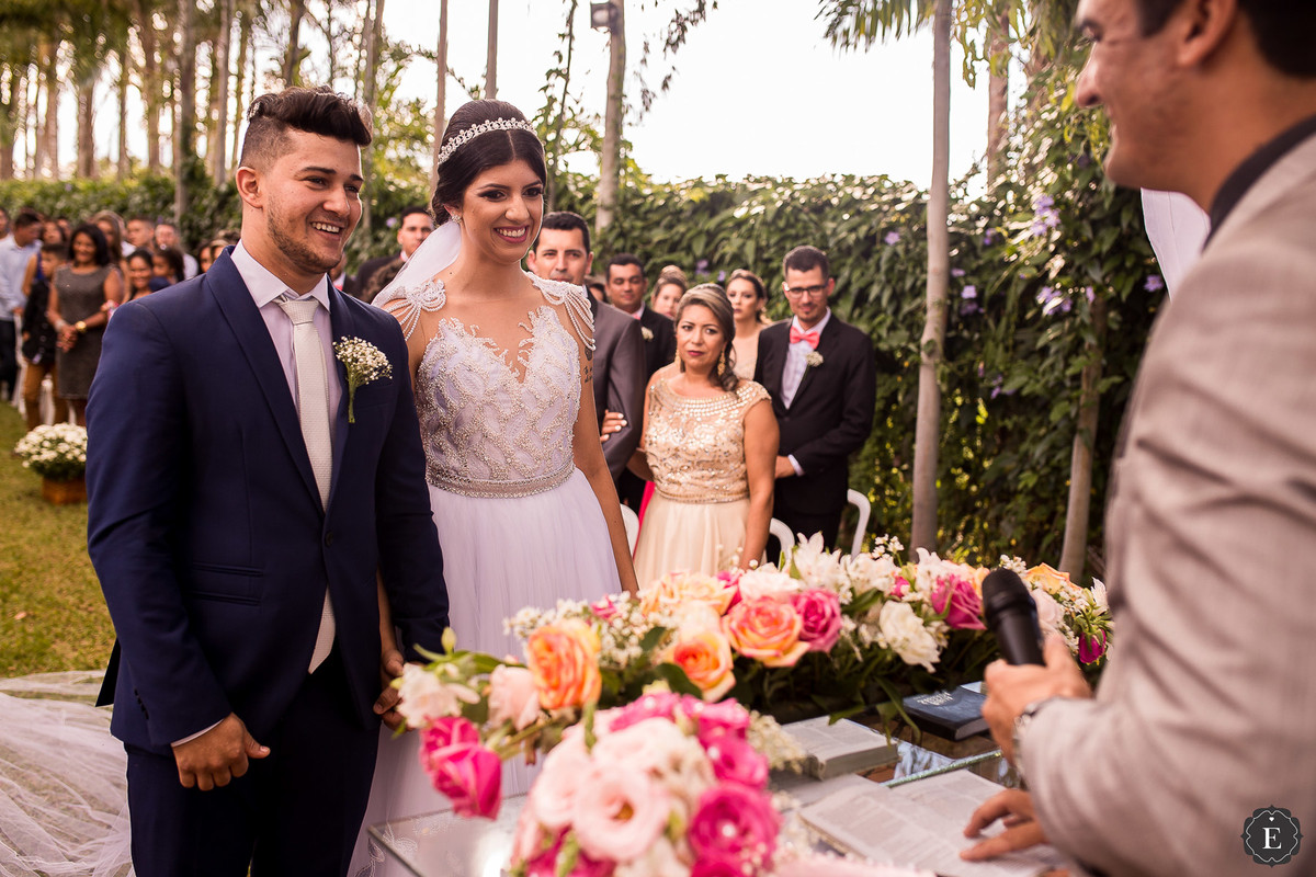 noiva e noivo na cerimônia de casamento campestre