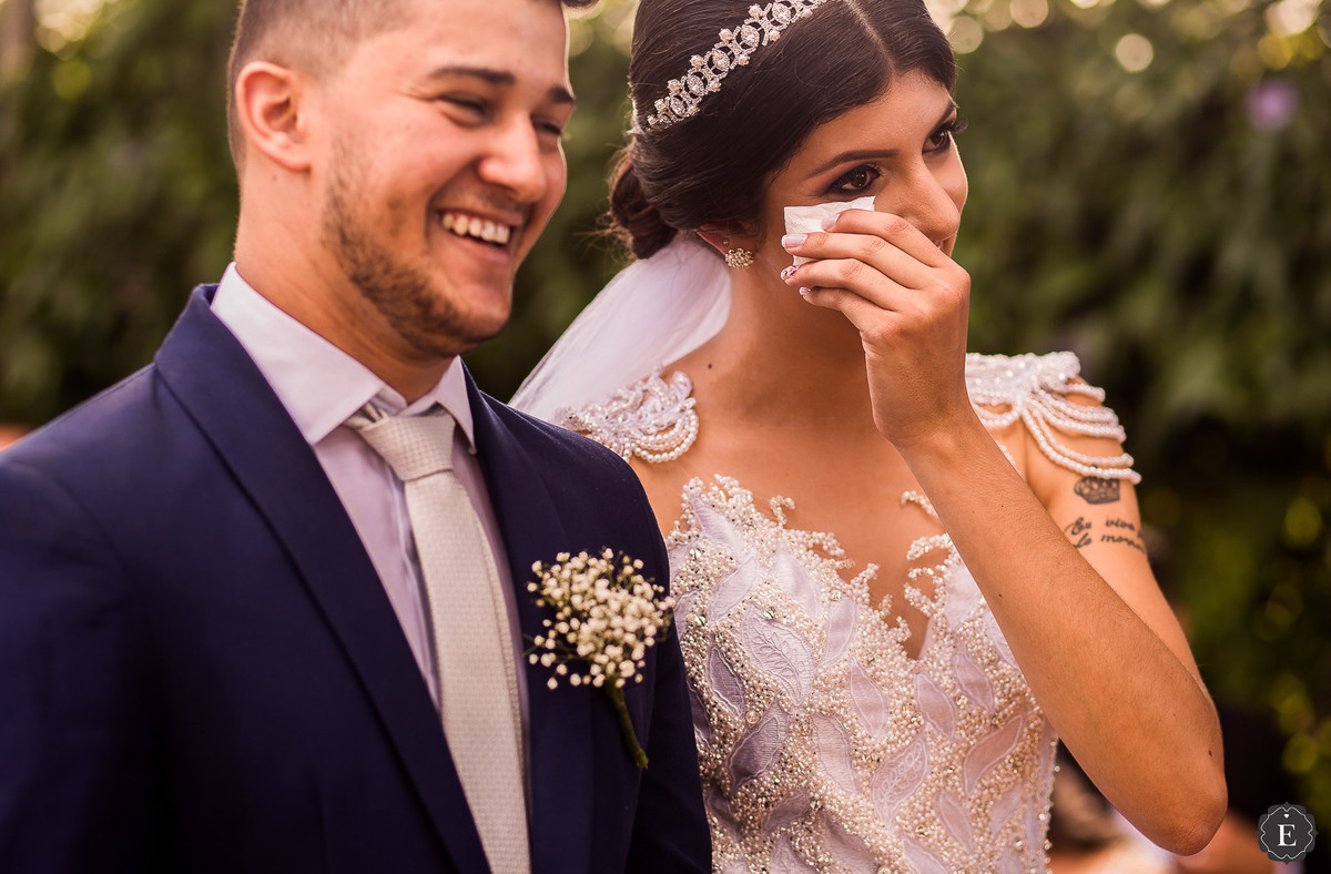 noiva chorando e noivo sorrindo na cerimonia de casamento