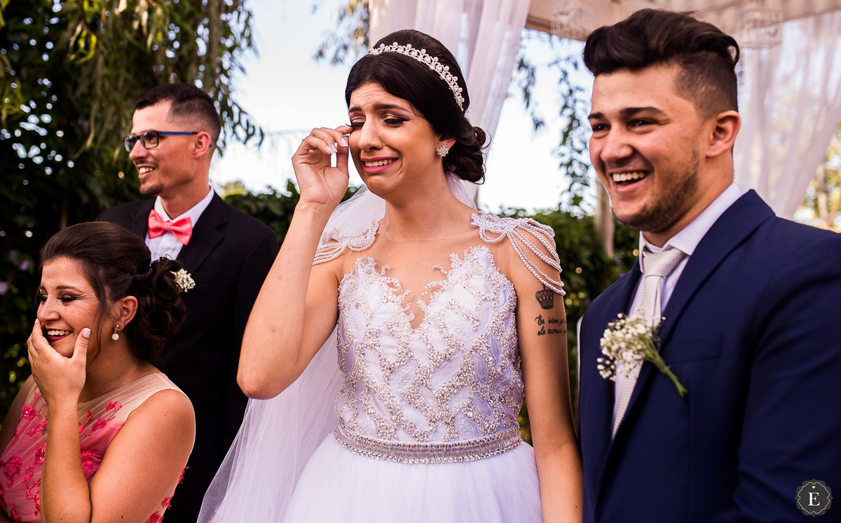 noiva chorando na entrada das crianças