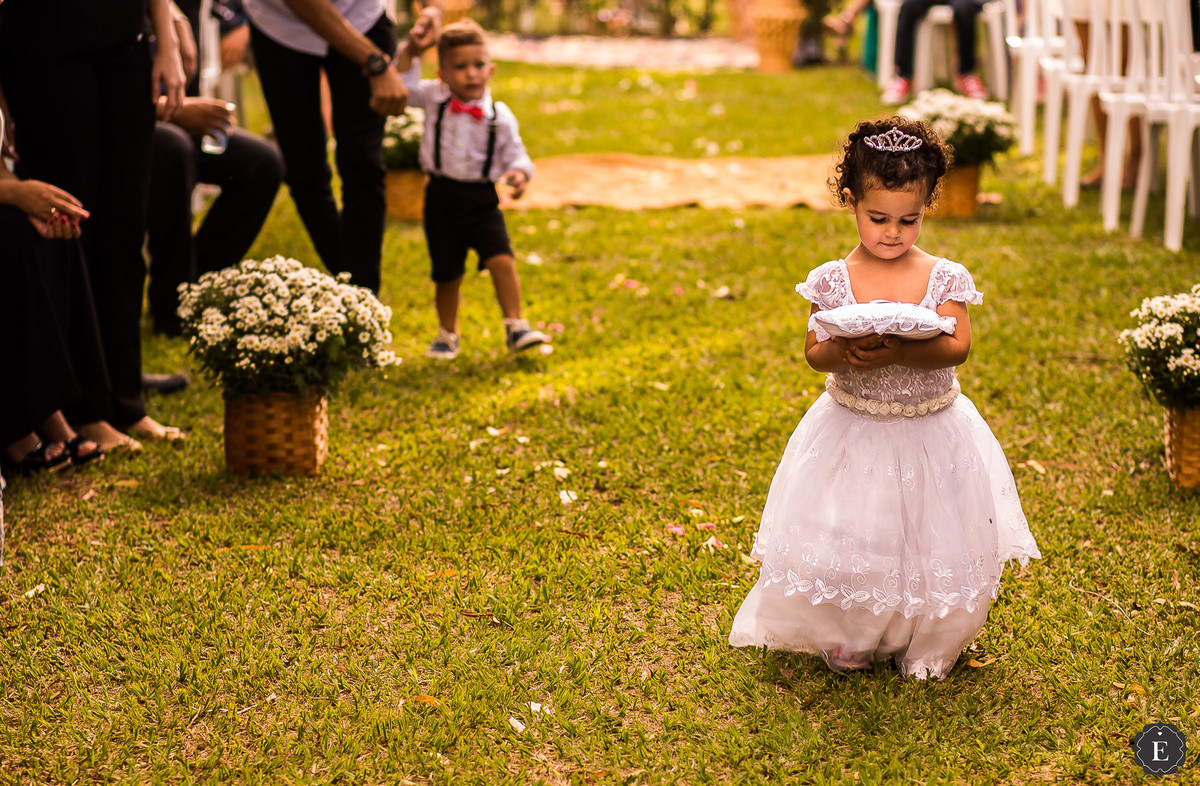 entrada do pajem e daminha de honra em casamento no campo