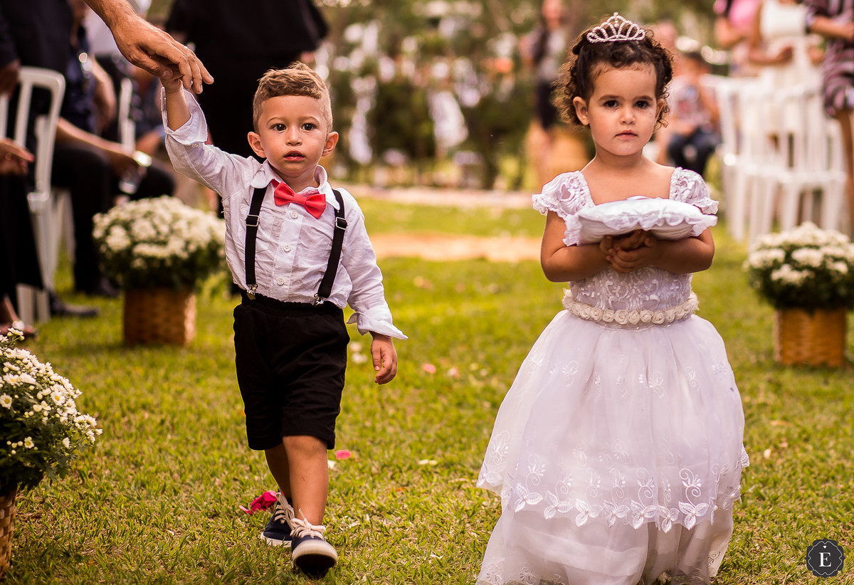 entrada das alianças com casal de novinhos