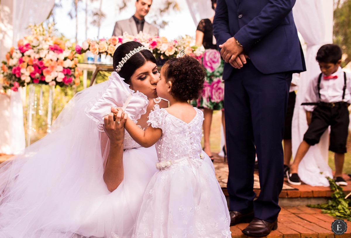 noiva beijando daminha de honra que levou as alianças