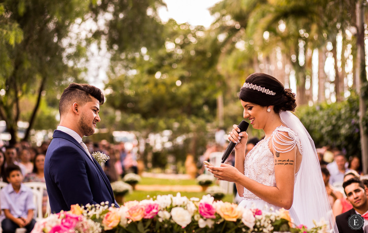 noiva lendo os votos do casamento em cerimônia campestre