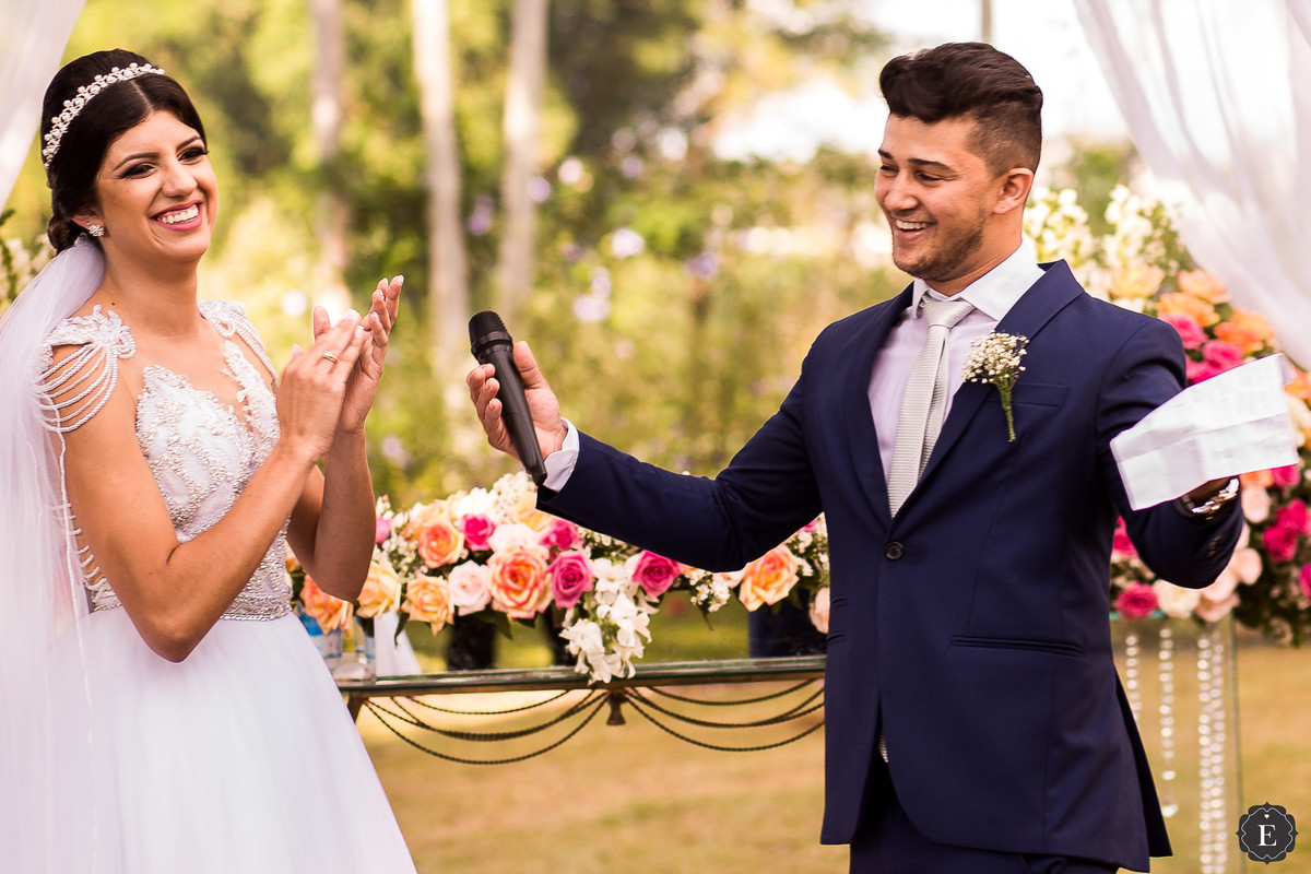 noivo feliz depois de ler seus votos de casamento para a noiva