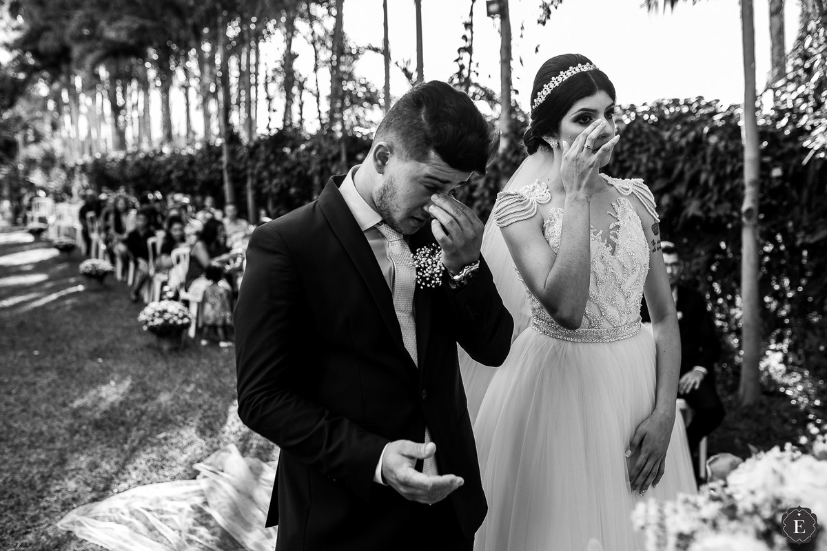 noiva e noivo chorando na cerimonia do casamento