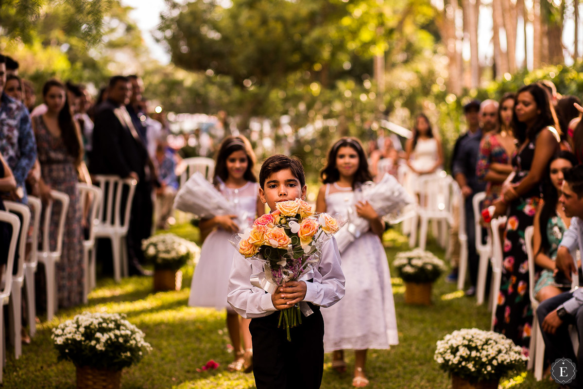 crianças levando flores para noiva e noivo no casamento