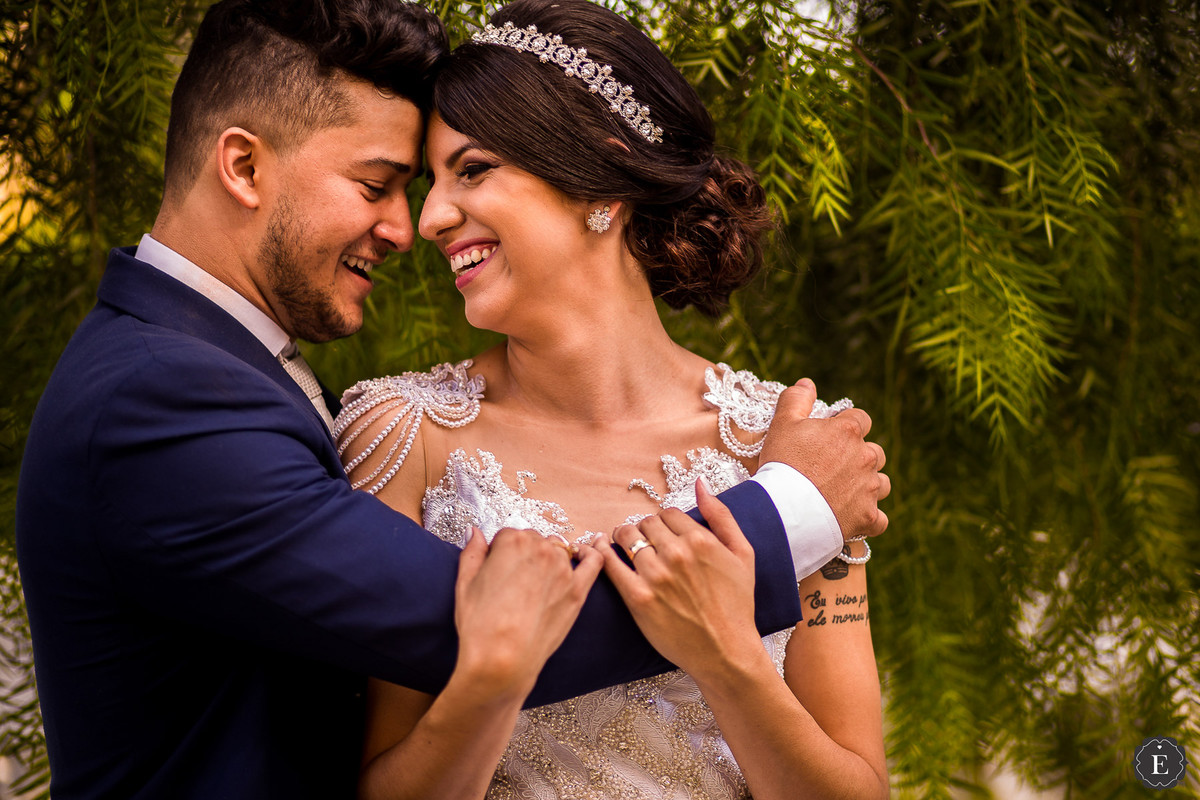 noiva e noivo felizes, sorrindo e apaixonados