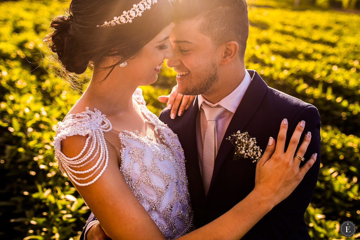 noivo abraçando a noiva feliz em ensaio pós casamento