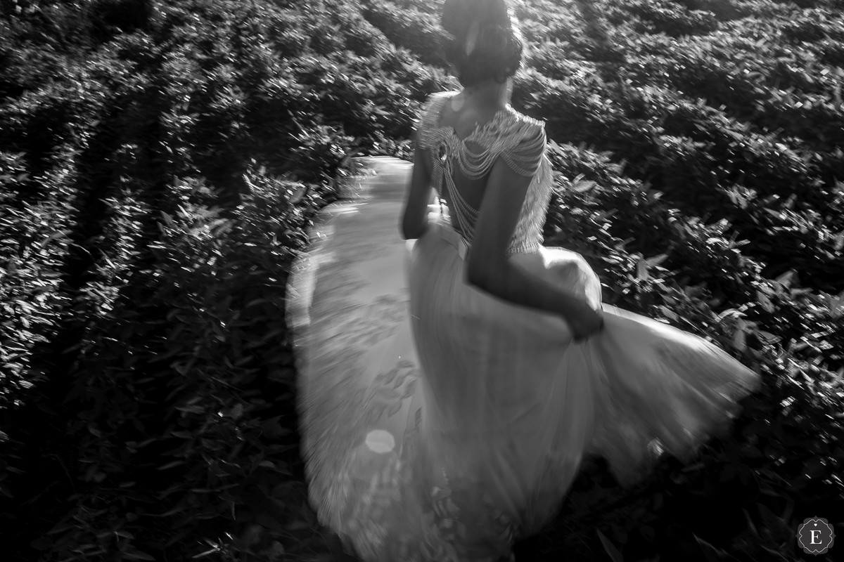 noiva feliz girando seu lindo vestido de noiva