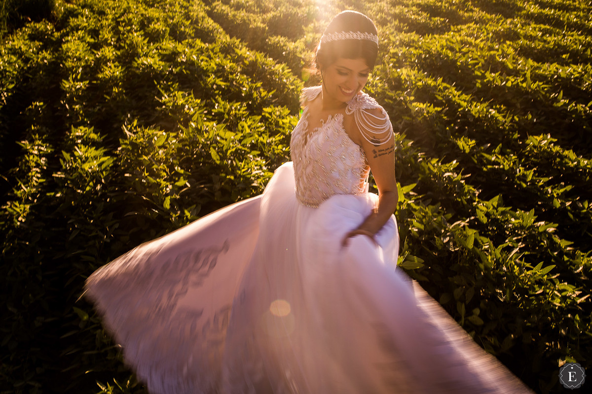 noiva feliz com seu vestido de noiva em fotos de casamento no campo