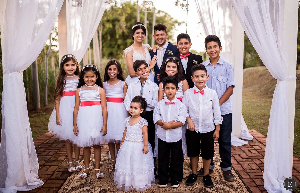crianças, daminhas e pajens sorrindo em fotos com os noivos em casamento no campo