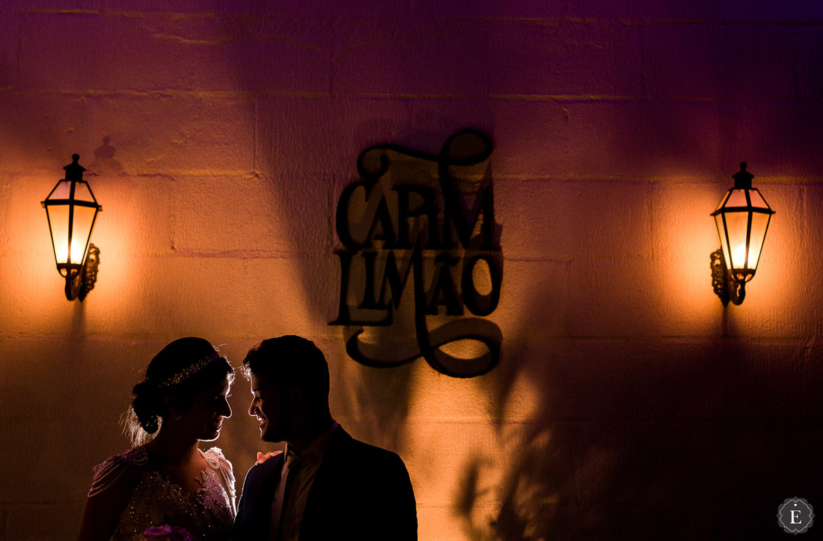 noiva e noivo apaixonados em festa de casamento no capim limão em maringá pr