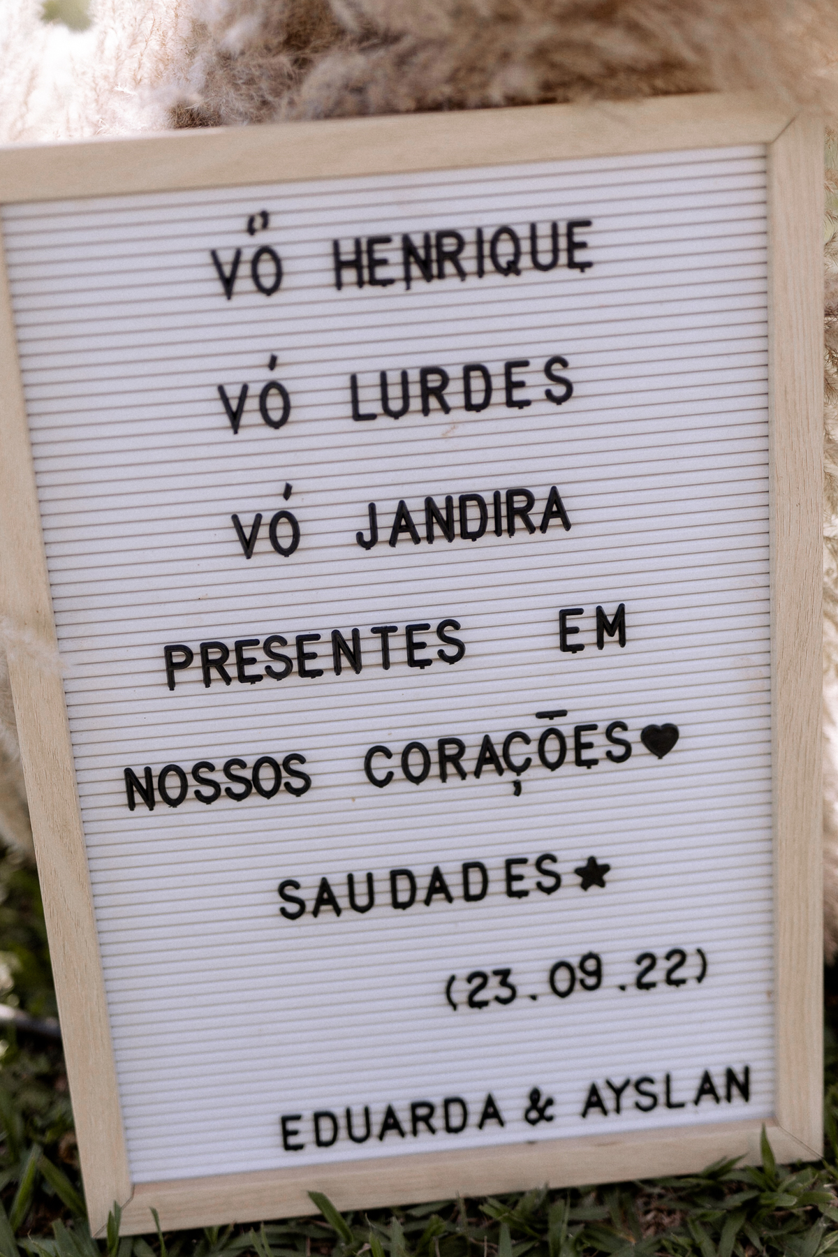 Plaquinha de homenagem aos entes queridos 