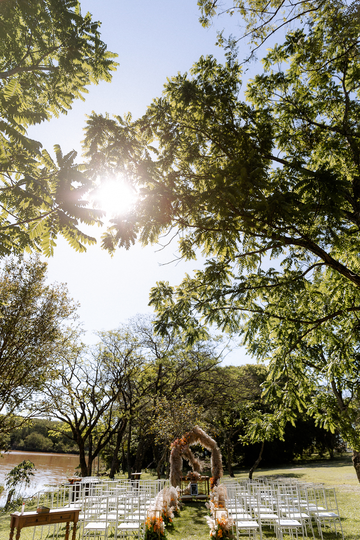 Cerimonia com capim dos pampas na decoração ao ar livre