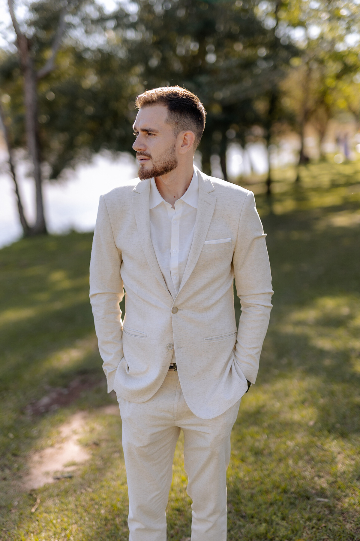 Inspiração de terno do noivo no bege 